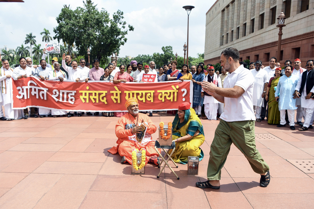 संसद में विपक्ष का नुक्कड़ नाटक