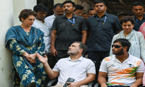 एफआईआर के लिए राहुल का धरना