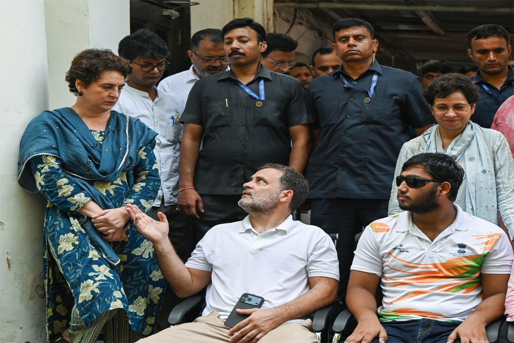 एफआईआर के लिए राहुल का धरना