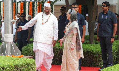 सोनिया, राहुल के खिलाफ शिकायत