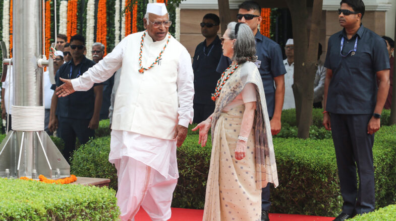 सोनिया, राहुल के खिलाफ शिकायत