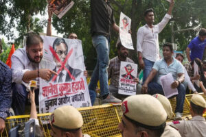मुख्‍य चुनाव आयुक्‍त के इस्तीफे की मांग को लेकर लखनऊ में कांग्रेस का विरोध प्रदर्शन