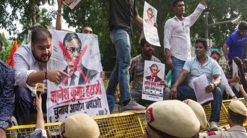 मुख्‍य चुनाव आयुक्‍त के इस्तीफे की मांग को लेकर लखनऊ में कांग्रेस का विरोध प्रदर्शन