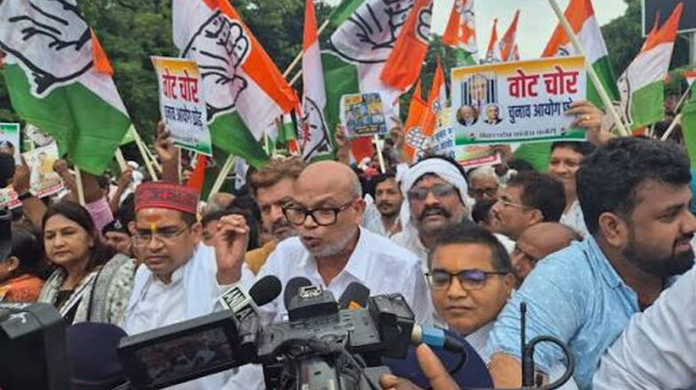 कर्नाटक में कांग्रेस कार्यकर्ताओं ने एसआईआर के खिलाफ प्रदर्शन किया, सीईसी का इस्तीफा मांगा
