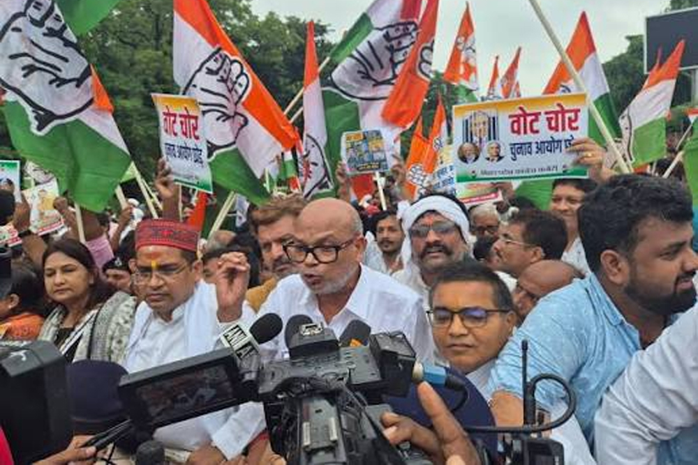 कर्नाटक में कांग्रेस कार्यकर्ताओं ने एसआईआर के खिलाफ प्रदर्शन किया, सीईसी का इस्तीफा मांगा