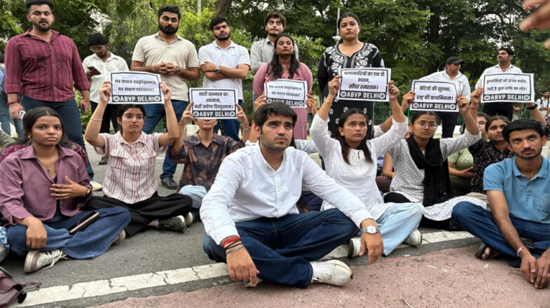 महिलाओं की सुरक्षा की मांग को लेकर डीयू की छात्राओं ने मार्च निकाला