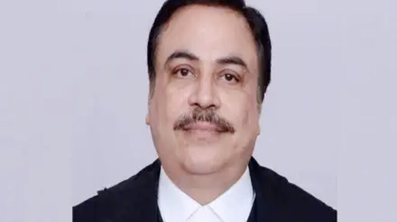 महेश चंद्र त्रिपाठी बॉम्बे उच्च न्यायालय के मुख्य न्यायाधीश के रूप में शपथ ली