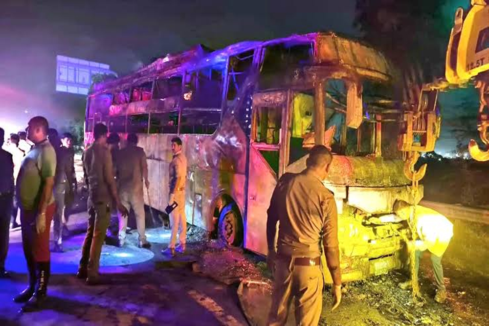 यमुना एक्सप्रेस-वे पर चलती बस में लगी भीषण आग 9 यात्रियों की मौत