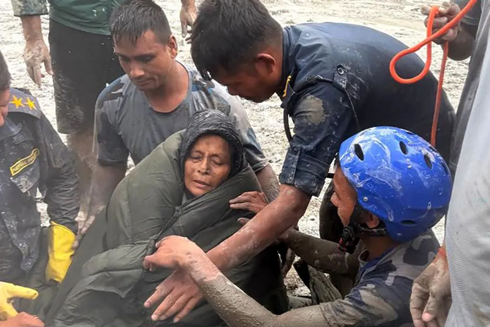 नेपाल त्रासदी : मलबे में दबे मकान में फंसी महिला को 10 दिन के बाद बचाया गया