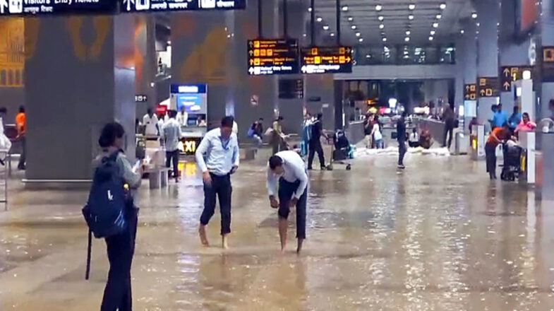 दिल्ली एयरपोर्ट में भरा पानी