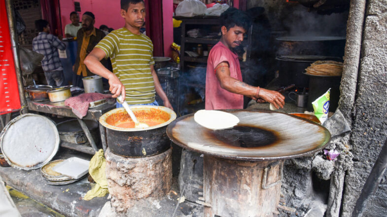 व्यवस्था को चुभने वाले अधिकारी