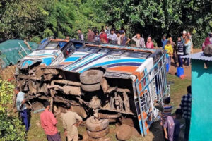 जम्मू कश्मीर के उधमपुर में बस के खाई में गिरने 17 लोग घायल