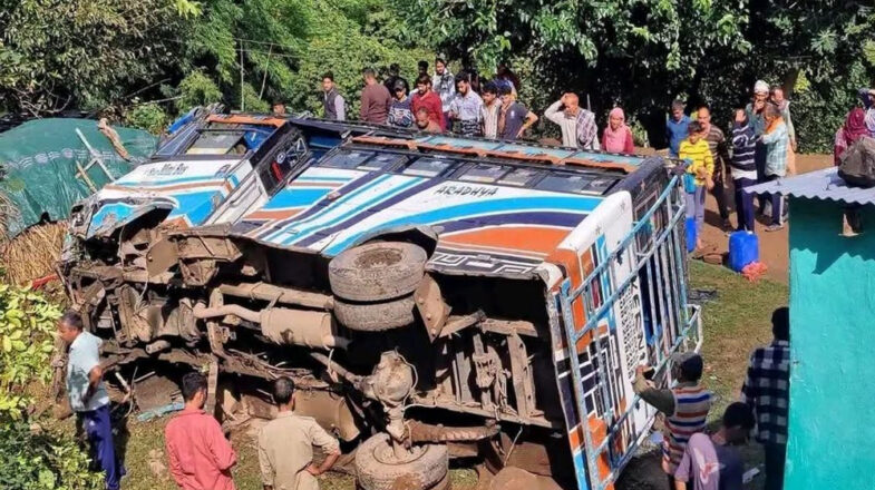 जम्मू कश्मीर के उधमपुर में बस के खाई में गिरने 17 लोग घायल