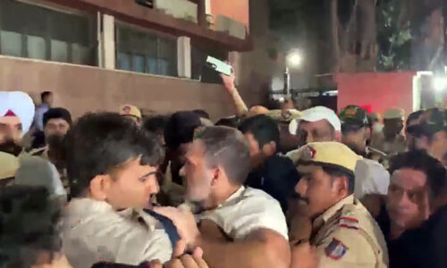 आकाशवाणी भवन में आठ घंटे के धरने के बाद राहुल, प्रियंका समेत लगभग 250 लोग हिरासत में लिए गए