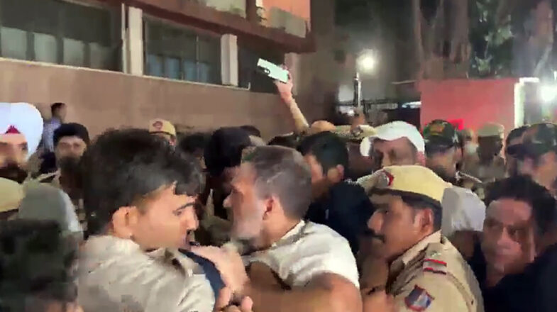 आकाशवाणी भवन में आठ घंटे के धरने के बाद राहुल, प्रियंका समेत लगभग 250 लोग हिरासत में लिए गए