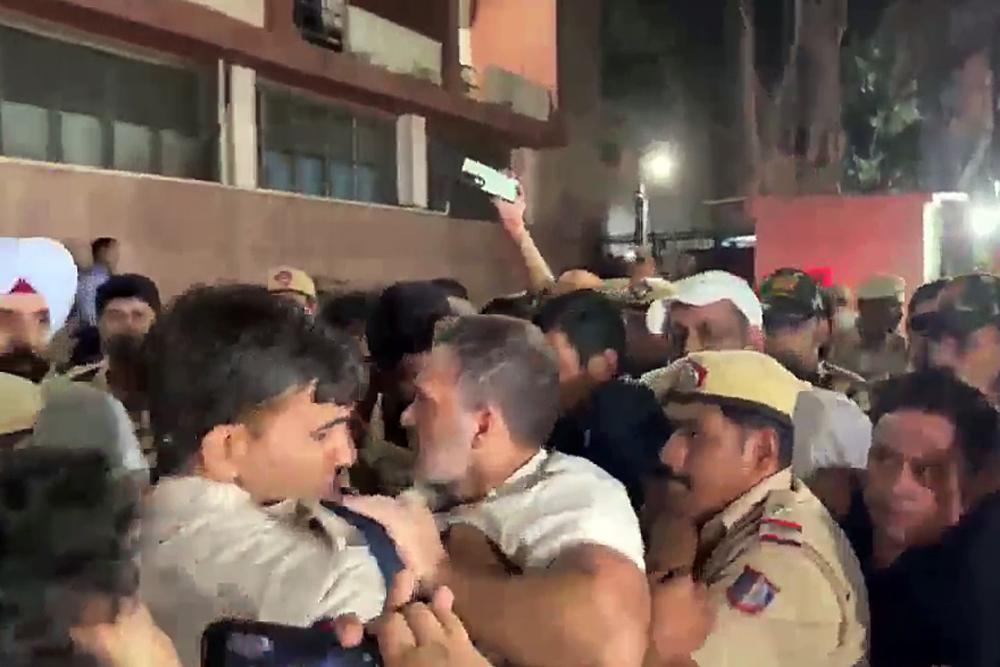 आकाशवाणी भवन में आठ घंटे के धरने के बाद राहुल, प्रियंका समेत लगभग 250 लोग हिरासत में लिए गए