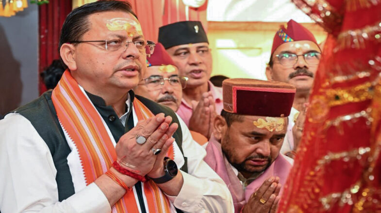 प्रधानमंत्री मोदी के 25 वर्ष पूर्ण होने पर धामी ने काशी विश्वनाथ मंदिर में की विशेष पूजा