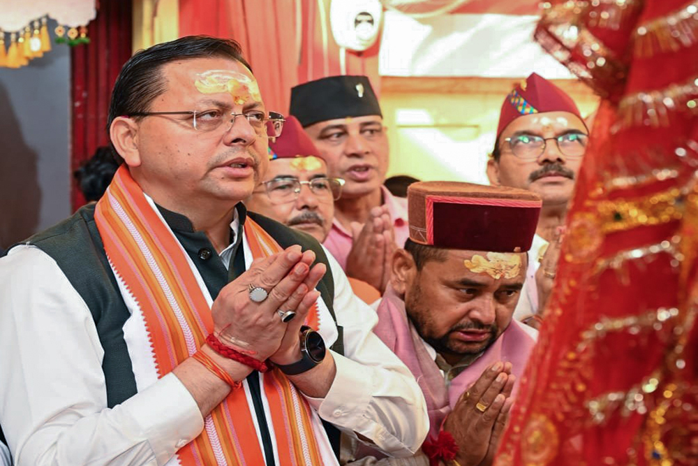 प्रधानमंत्री मोदी के 25 वर्ष पूर्ण होने पर धामी ने काशी विश्वनाथ मंदिर में की विशेष पूजा