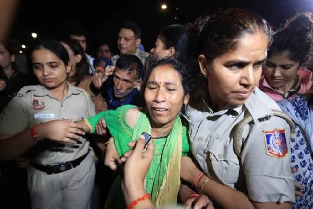 इंडिया गेट पर धरने पर बैठे अंकिता भंडारी के माता-पिता हिरासत में