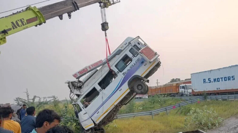 बाबा खाटू श्यामजी जा रही बस नाले में गिरी, आठ मरे, 12 घायल