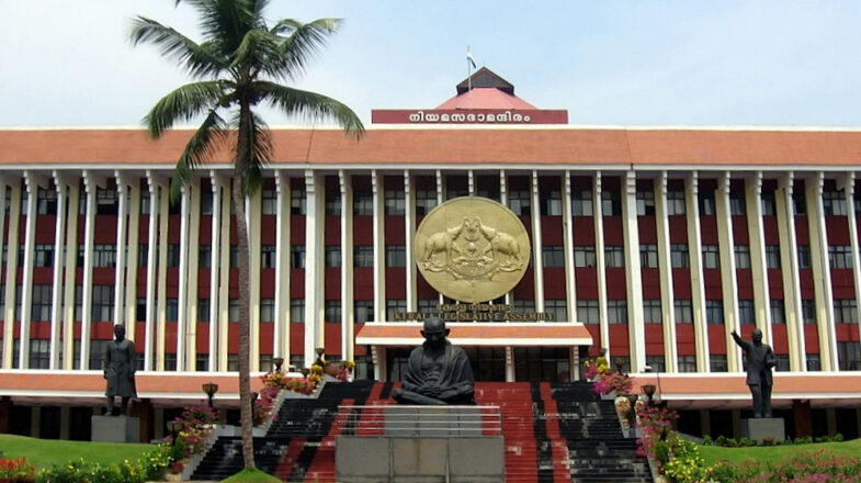 छात्रावास में लाठीचार्ज को लेकर केरल विधानसभा में हंगामा