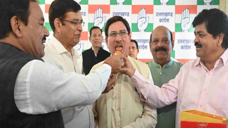 विभिन्न राजनीतिक दलों के नेताओं ने थामा कांग्रेस का दामन