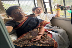 हिरासत में लिए जाने के बाद ममता ने द्वारका नॉर्थ थाने में धरना शुरू किया