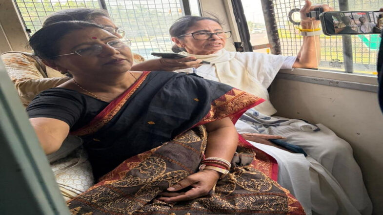हिरासत में लिए जाने के बाद ममता ने द्वारका नॉर्थ थाने में धरना शुरू किया