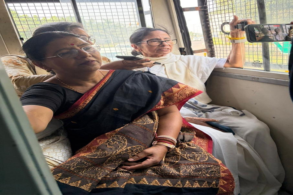 हिरासत में लिए जाने के बाद ममता ने द्वारका नॉर्थ थाने में धरना शुरू किया