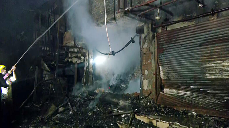 जम्मू रेलवे स्टेशन के पास बाजार में भीषण आग, करीब 40 दुकानें जलकर खाक