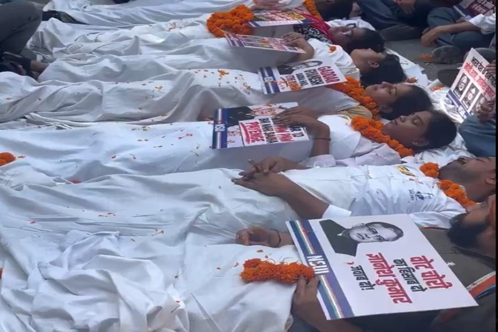 एनएसयूआई का ‘जीवित लाश’ प्रदर्शन, ज्ञानेश कुमार के इस्तीफे की मांग