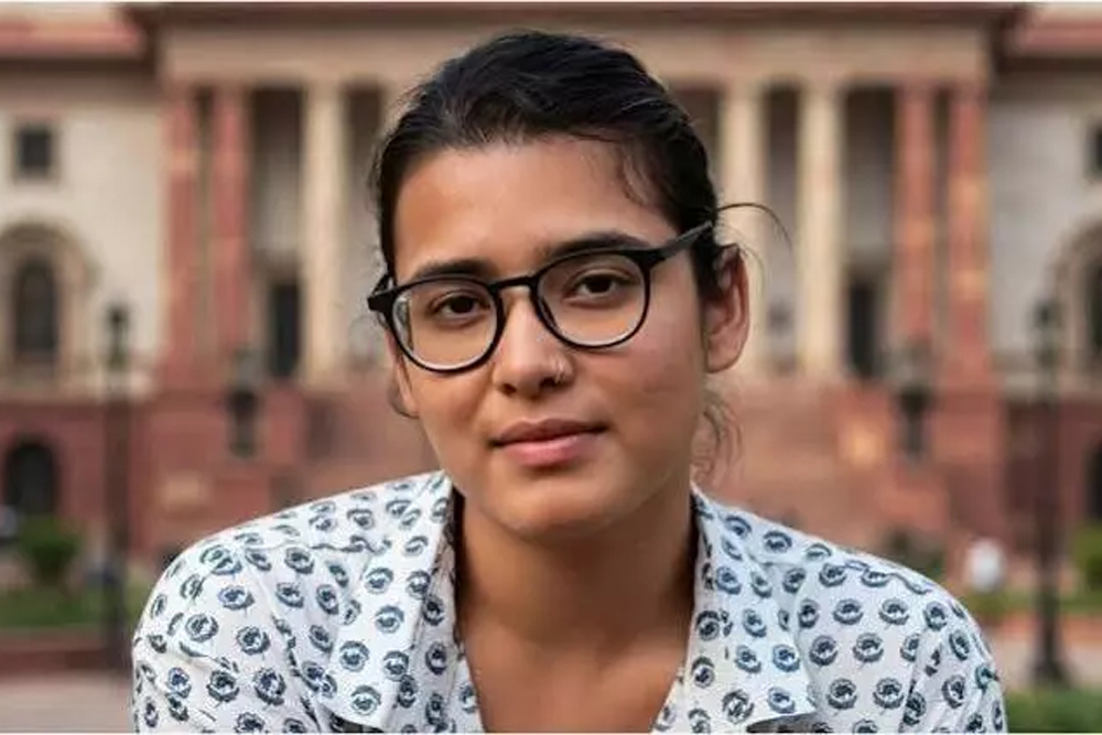 आइसा अध्यक्ष नेहा बोरा एसईएम के समक्ष पेश हुईं