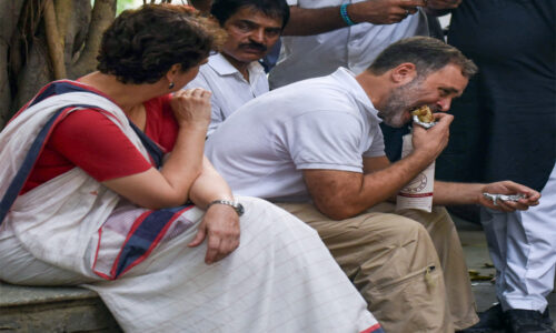 राहुल के रॉल खाने पर विवाद