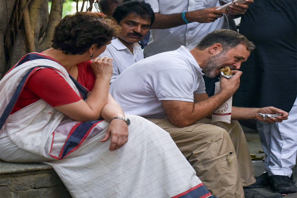 राहुल के रॉल खाने पर विवाद
