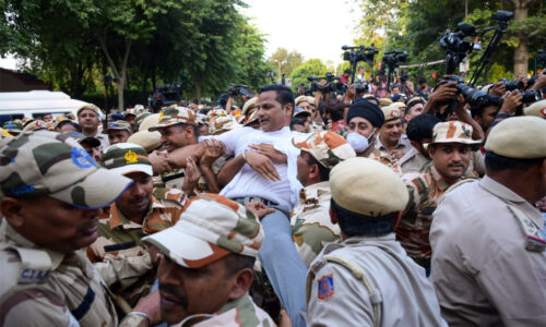 आदेश और अंतरात्मा के बीच खड़ी वर्दी !