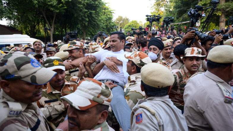 आदेश और अंतरात्मा के बीच खड़ी वर्दी !