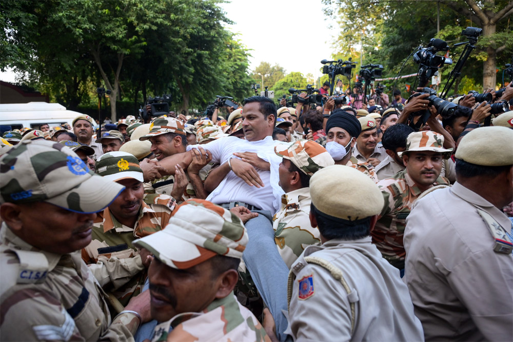 आदेश और अंतरात्मा के बीच खड़ी वर्दी !