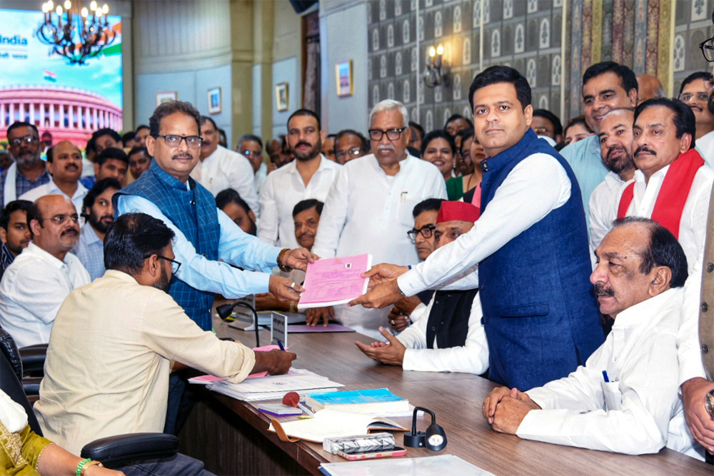 धनराज नाथवानी को राज्यसभा भेज रहे हैं अखिलेश