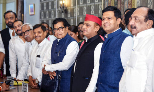 कांग्रेस और भाजपा कहां खड़े हैं