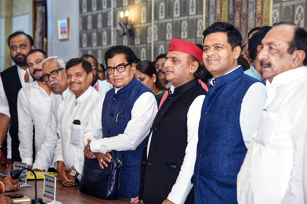 कांग्रेस और भाजपा कहां खड़े हैं