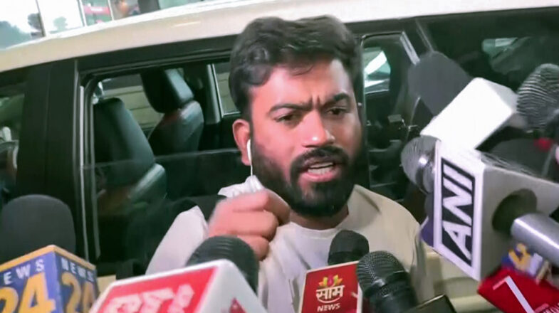 दीपके को महाराष्ट्र में राजनीति करनी है