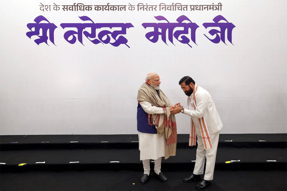 शिंदे जितना तो पीएम से कोई नहीं मिलता