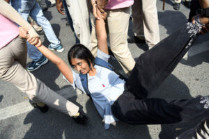 तीन पीढ़ियों की कैसी स्मृति बन रही है