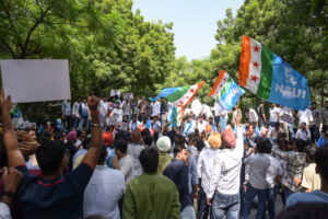 विपक्षी पार्टियां अलग अलग लड़ रही हैं