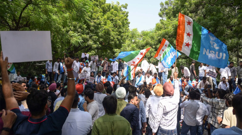 विपक्षी पार्टियां अलग अलग लड़ रही हैं