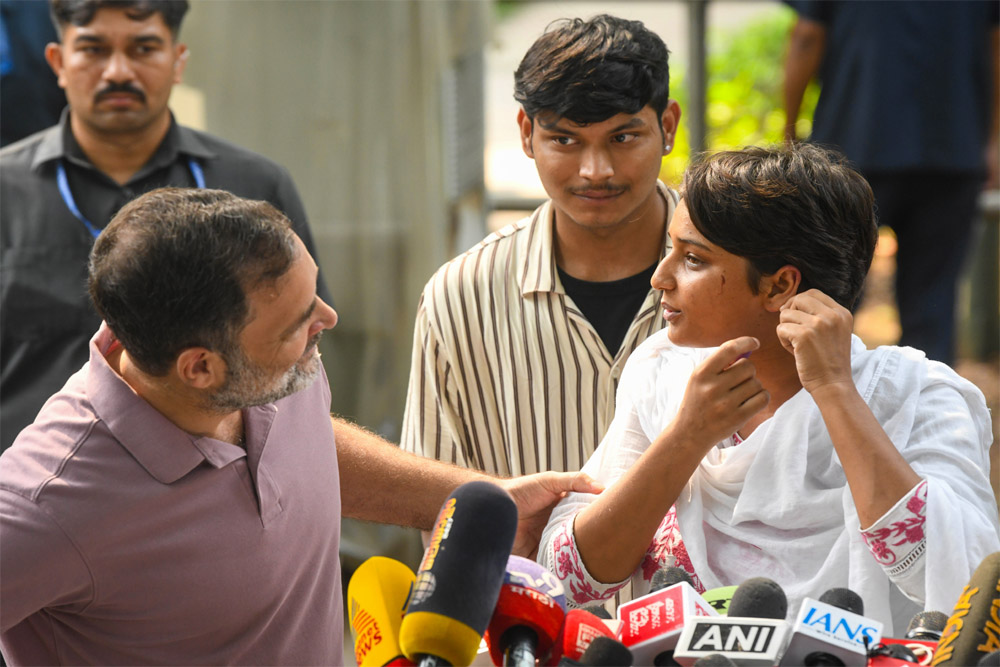 प्रदर्शनकारियों को सामने लाए राहुल