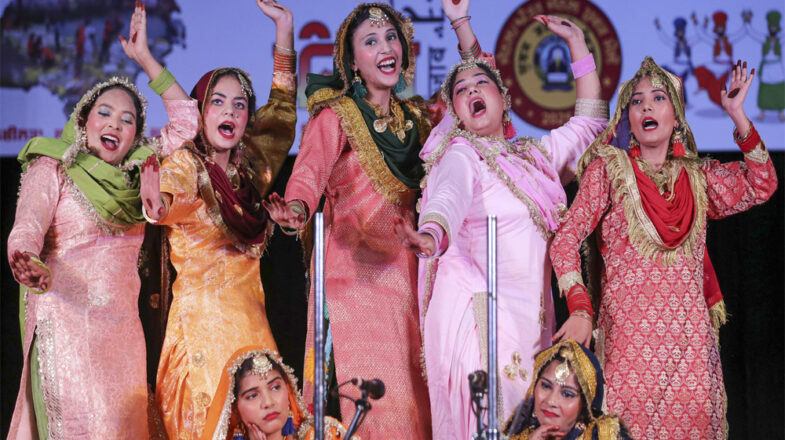 युवाओं को बेचा जा रहा है लोकप्रियता का नशा ?